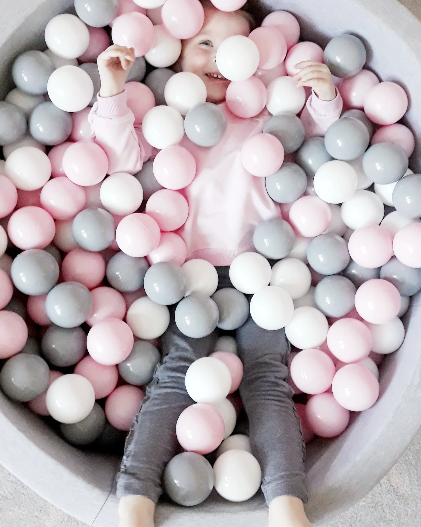 Enfant dans une piscine à balles