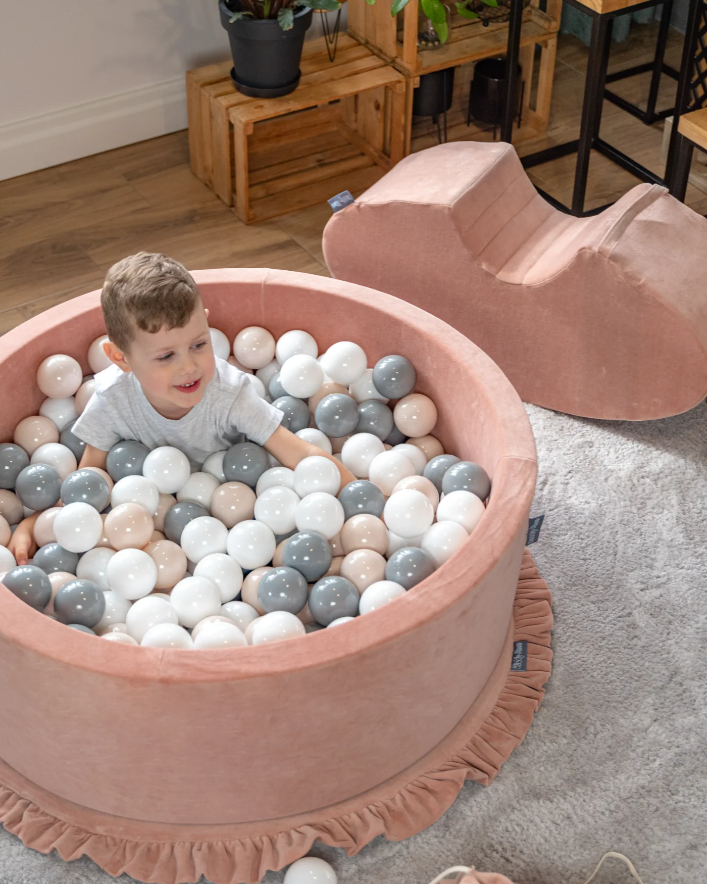 Balles colorées KiddyMoon dans une piscine à balles — gros plan