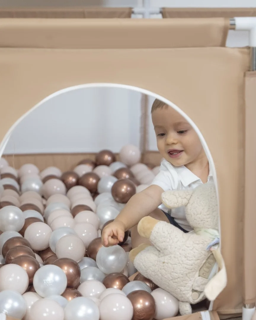 Bébé dans un parc avec des balles