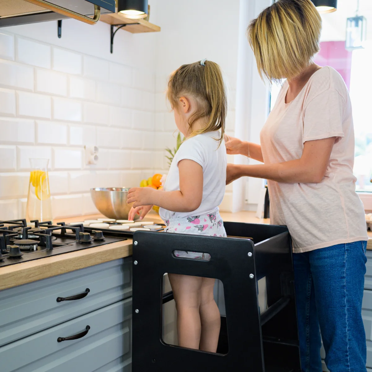 Enfant pâtissant avec sa maman sur une tour d'apprentissage KiddyMoon noire