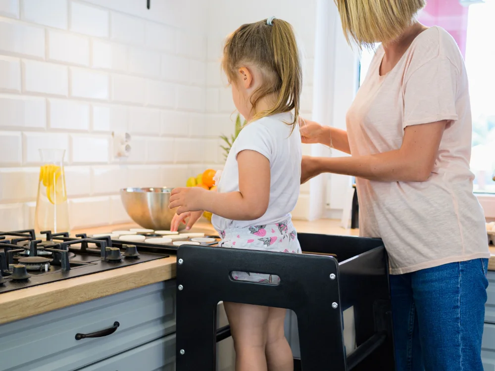 Une mère et son enfant préparent des muffins