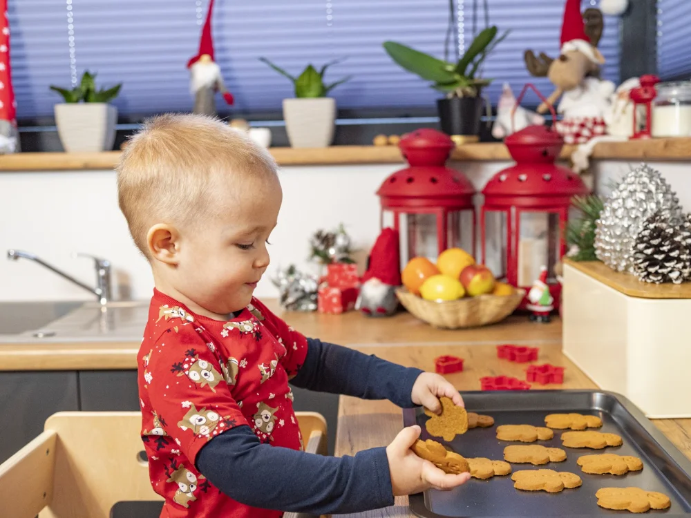 Petit garçon préparant des biscuits de Noël