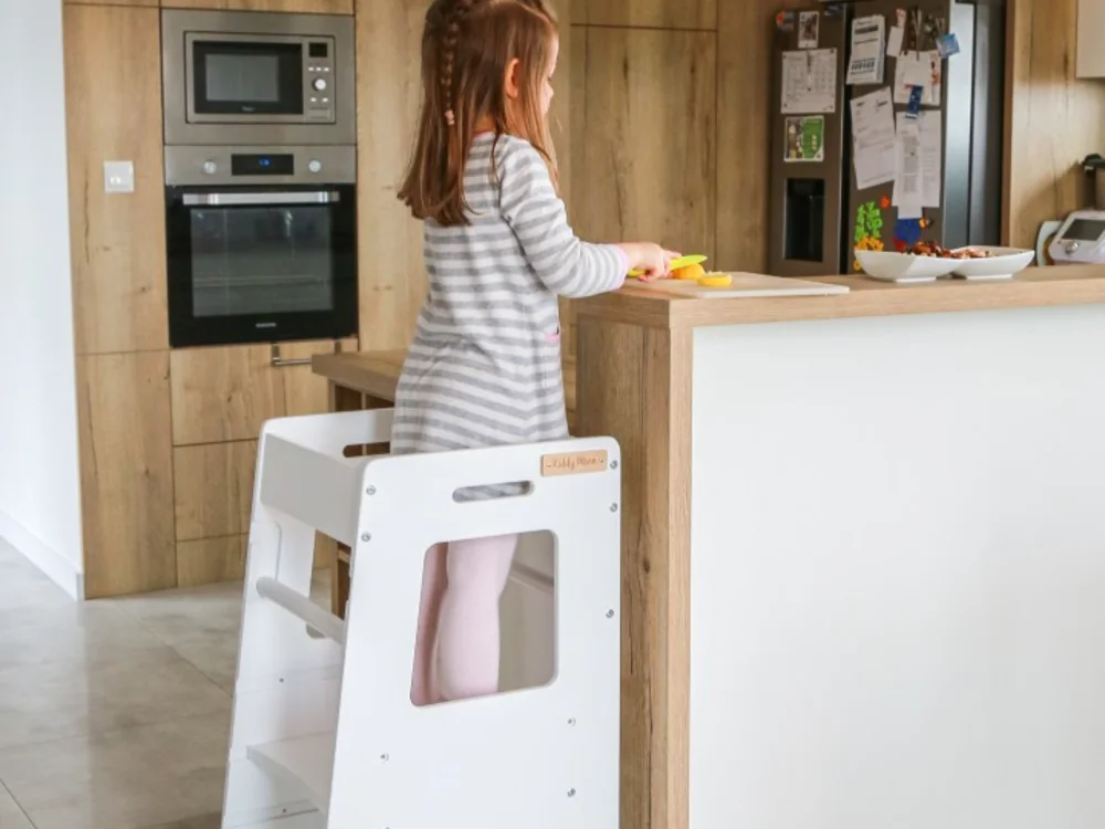 Petite fille au comptoir de la cuisine