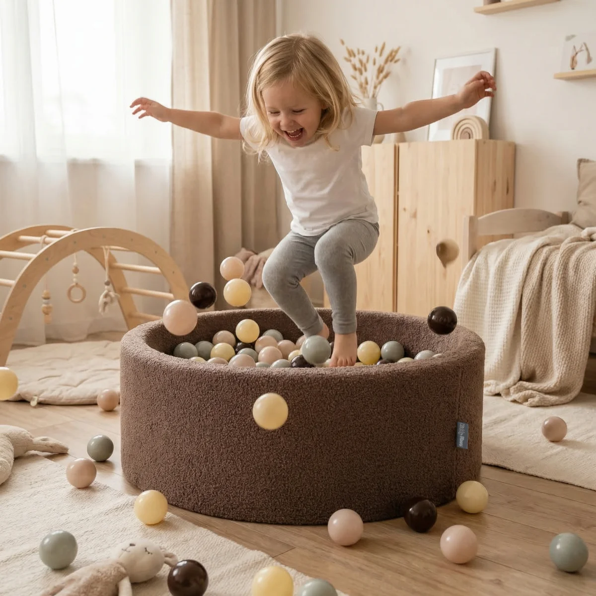 Tout-petit dans une piscine à balles Teddy marron