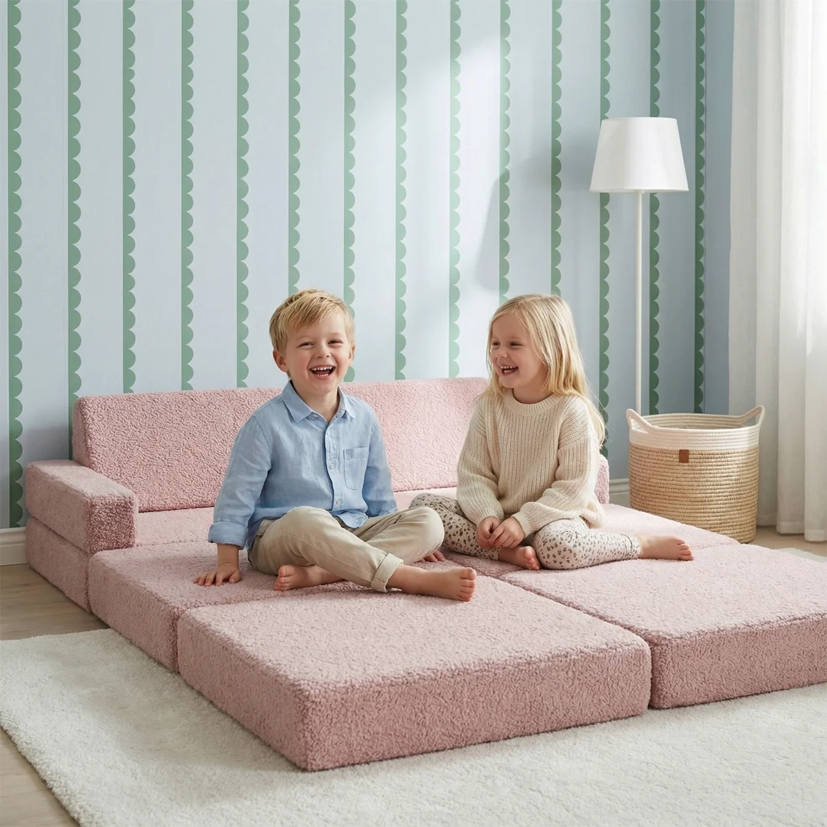 Enfants jouant sur un matelas Teddy rose déplié au sol