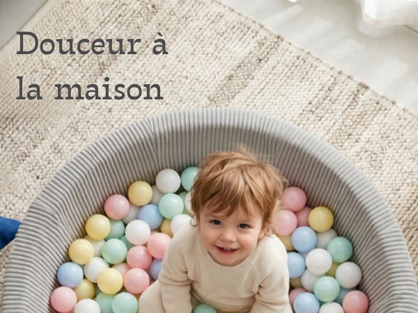 garçon dans une piscine à balles