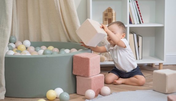 Blocs de mousse : un jeu d’éveil pour développer la motricité fine et globale