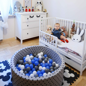 KiddyMoon Balles Colorées Plastique ∅7cm pour Piscine Enfant Bébé Fabriqué en EU, gris/blanc/bleu, 100 Balles/7cm