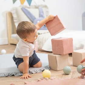 KiddyMoon blocs mous pour bébé cubes de construction en mousse housse velours, cubes: beige sableux/rose des sables, 6 Pieces