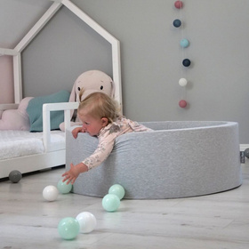 KiddyMoon Piscine à Balles ∅ 7Cm pour Bébé Rond Fabriqué En UE, gris clair:blanc/gris/menthe, 90x30cm/200 balles
