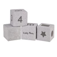 KiddyMoon blocs mous pour bébé cubes de construction en mousse, mix: gris clair/typographie, 4 Pieces