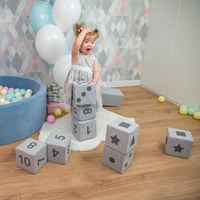 KiddyMoon blocs mous pour bébé cubes de construction en mousse, mix: gris clair/typographie, 4 Pieces