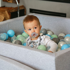 KiddyMoon Piscine À Balles Grande Carré pour Bébé, Fabriqué en UE, gris clair:perle-gris-transparent-babyblue-menthe, 120x30cm/600 balles