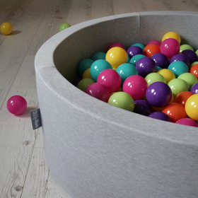 KiddyMoon Piscine à Balles ∅ 7Cm pour Bébé Carré Fabriqué En UE, gris clair:v clair/jaune/turq/orange/rose/violet, 90x30cm/200 balles