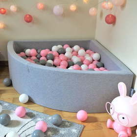 KiddyMoon Piscine à Balles ∅ 7Cm pour Bébé Quart Angulaire Fabriqué En UE, gris clair: blanc/gris/rose poudré, 90x30cm/200 balles